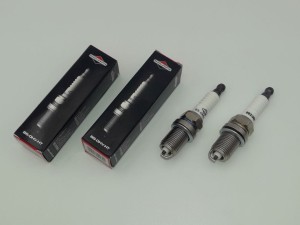 Świeca zapłonowa do obsługi silnika B&S VANGUARD 18HP 21HP do agregatów ORYGINAŁ kpl. 2 sztuki